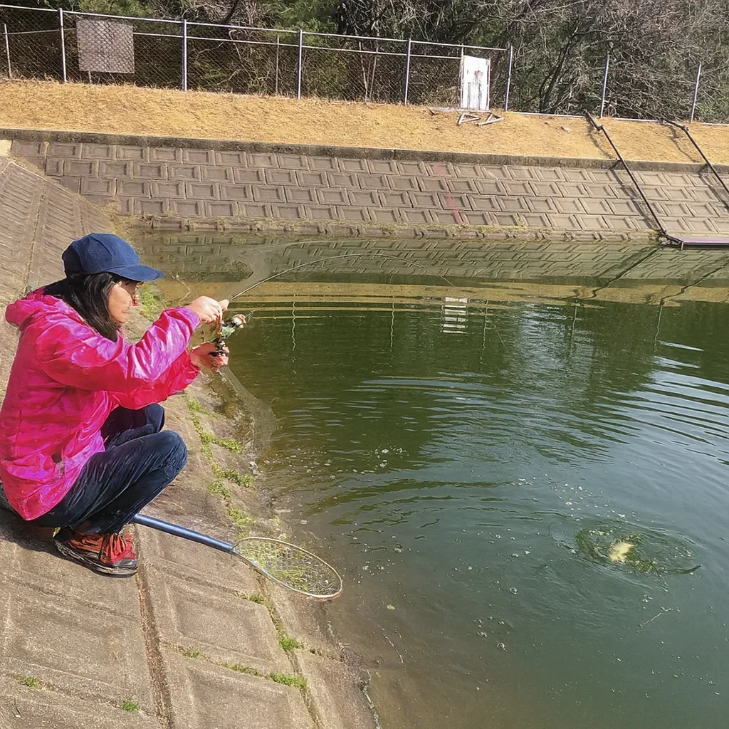 岡崎トラウトポンドでアマゴをヒットさせた女性