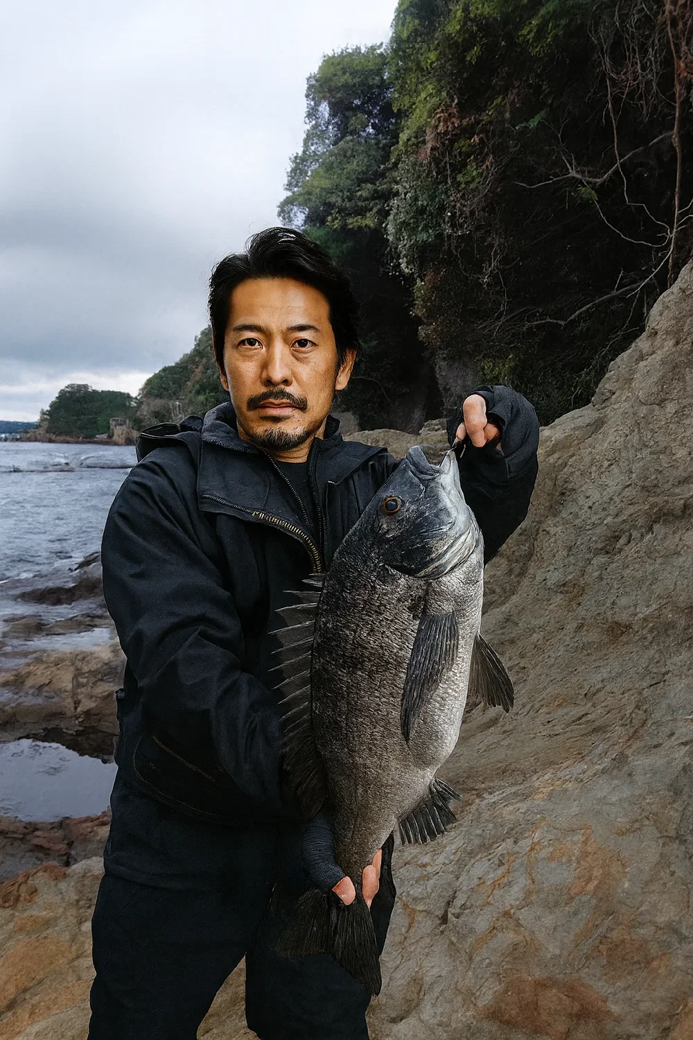 江ノ島裏磯松ヶ崎付近で黒鯛の釣果を得た佐々木