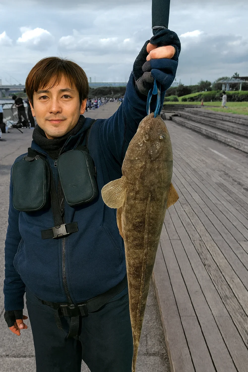 東扇島西公園でマゴチの釣果を得た男性