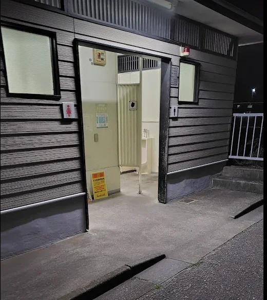 小坪港近くのトイレ