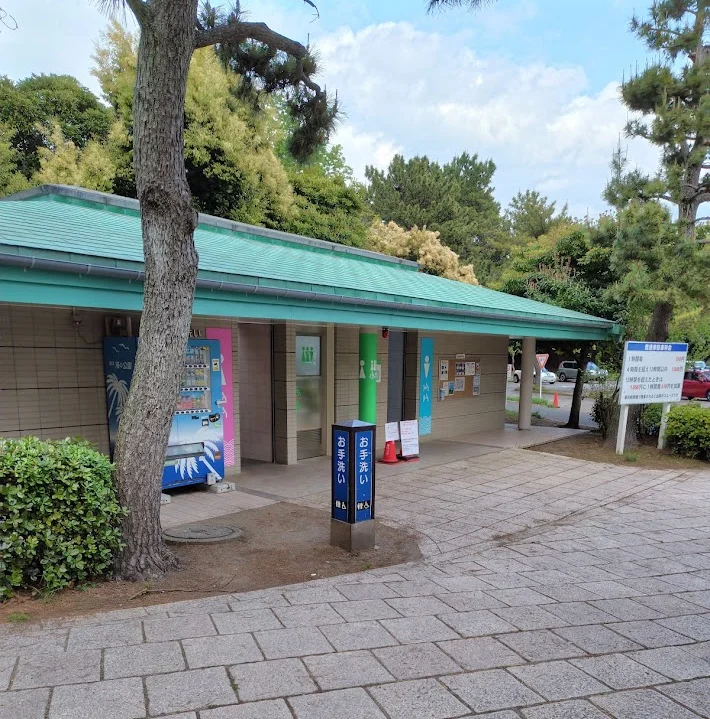 海の公園のトイレ