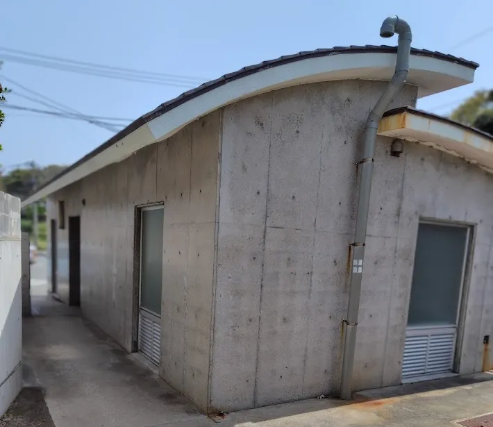 城ヶ島岸壁近くの公衆トイレ