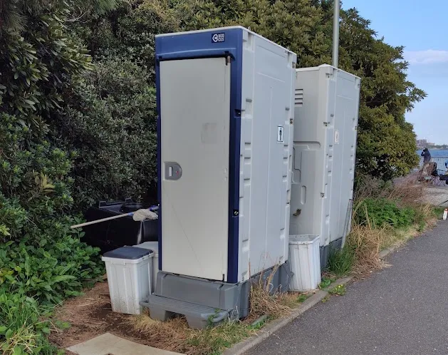 ふれーゆ裏に設置されている簡易トイレ