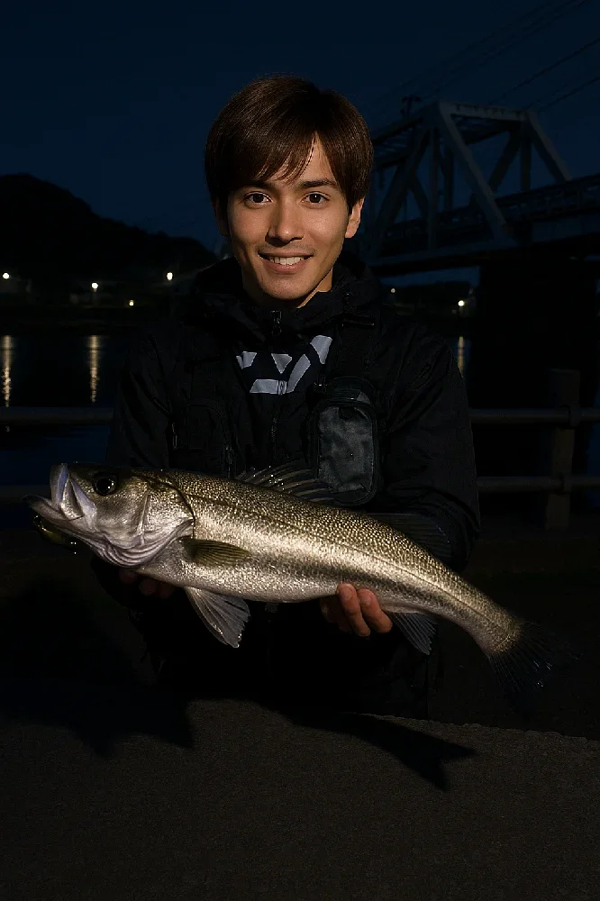 湊川河口でシーバスを釣る久良木