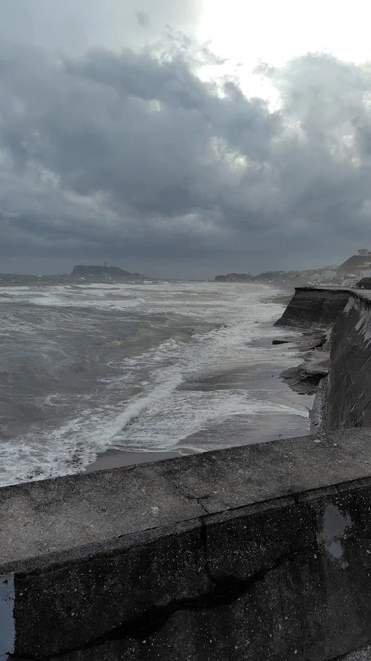 荒れ模様の七里ヶ浜海岸