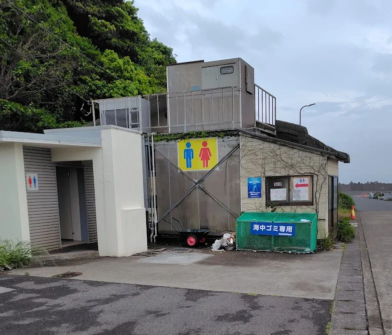腰越港のトイレ