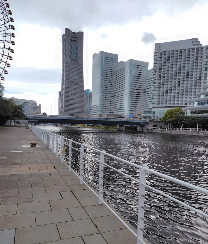 新港パークパシフィック対岸の岸壁