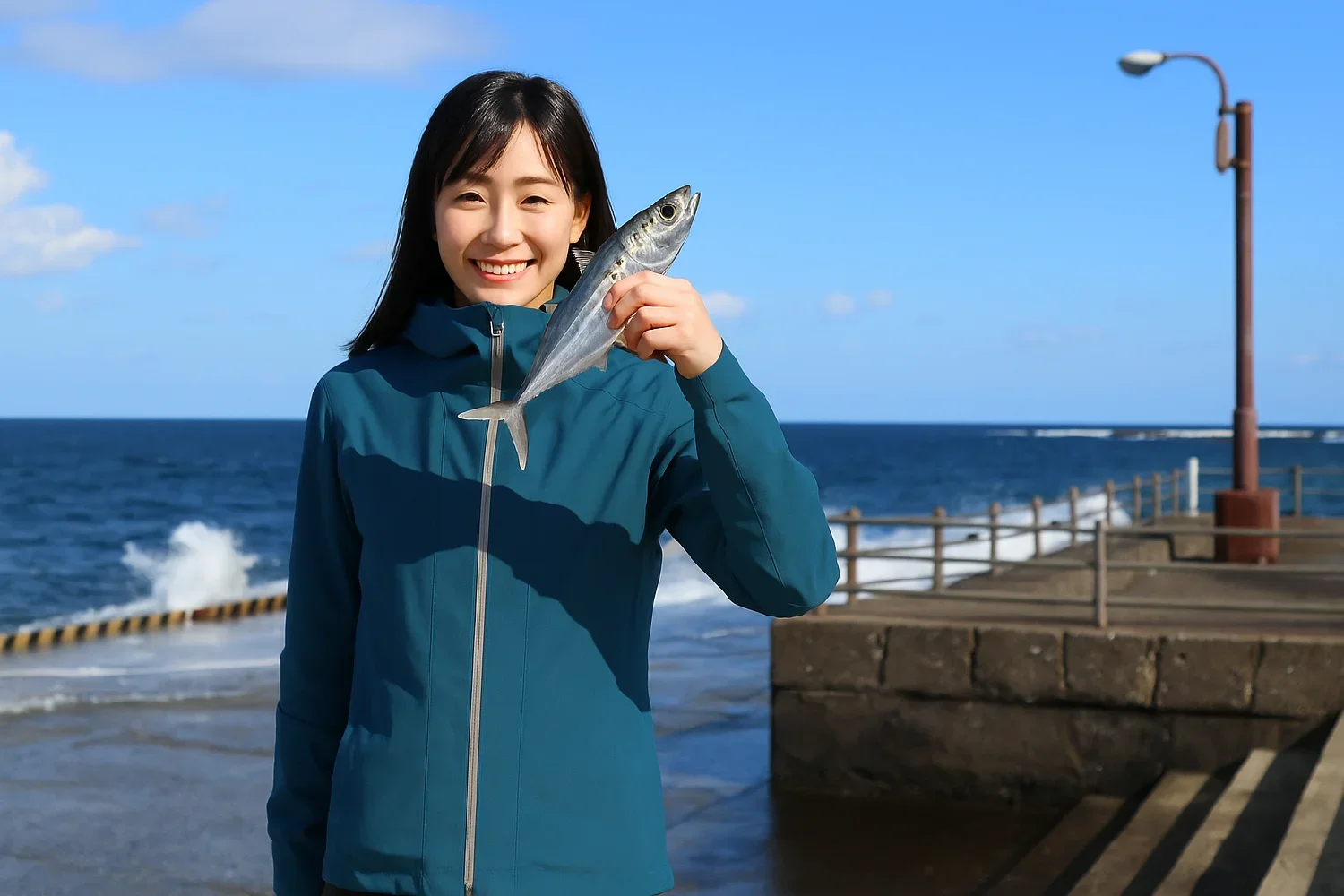 三宅島三池港でムロアジを釣る黒川