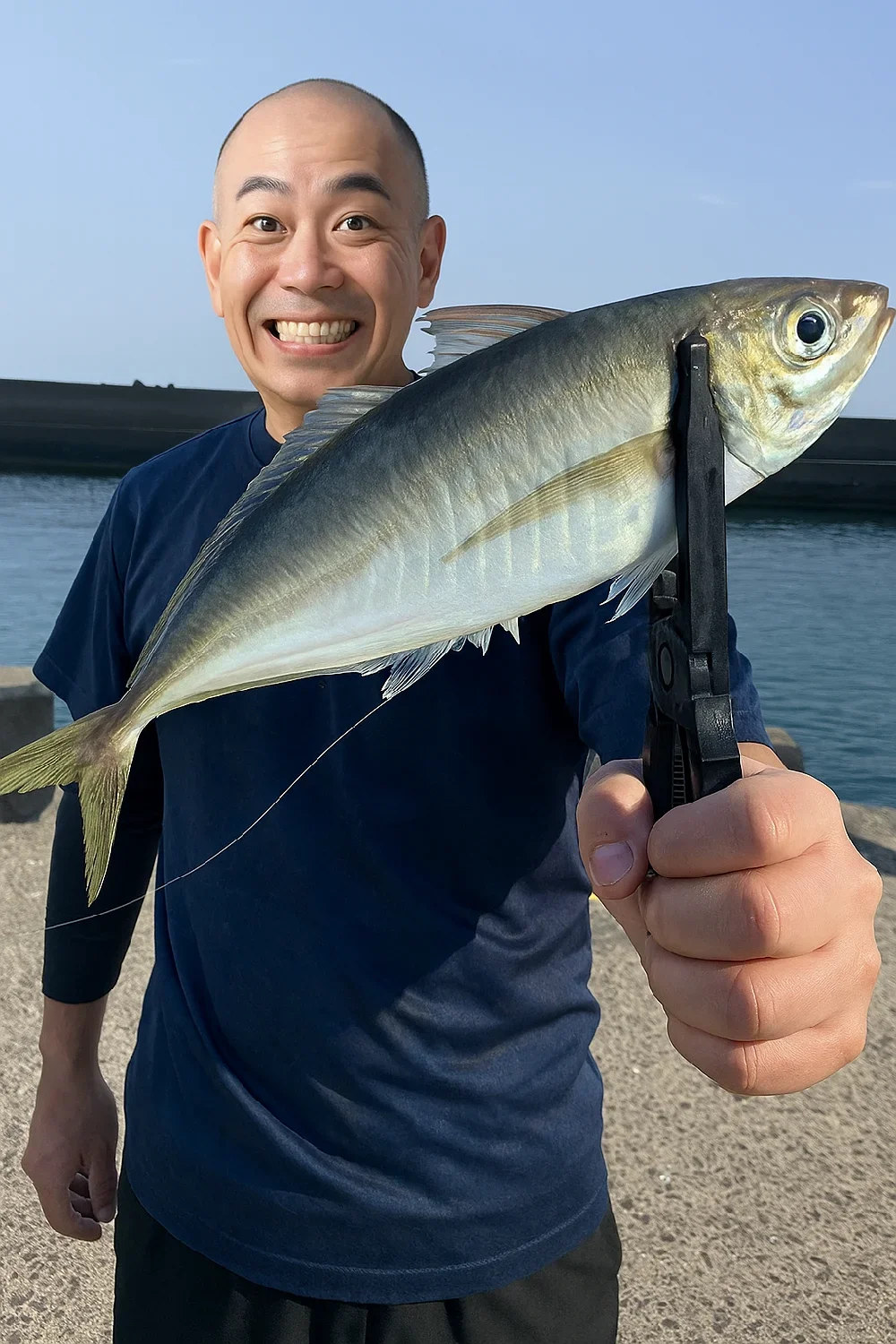 箕島漁港でアジを釣るがんだま君