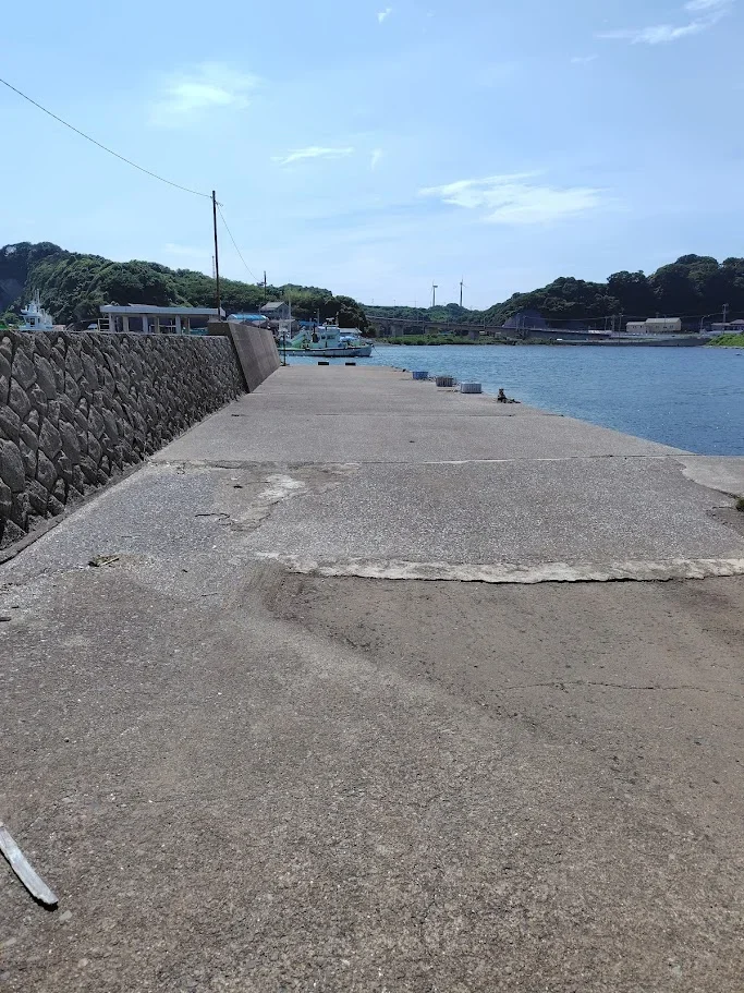 毘沙門港の堤防