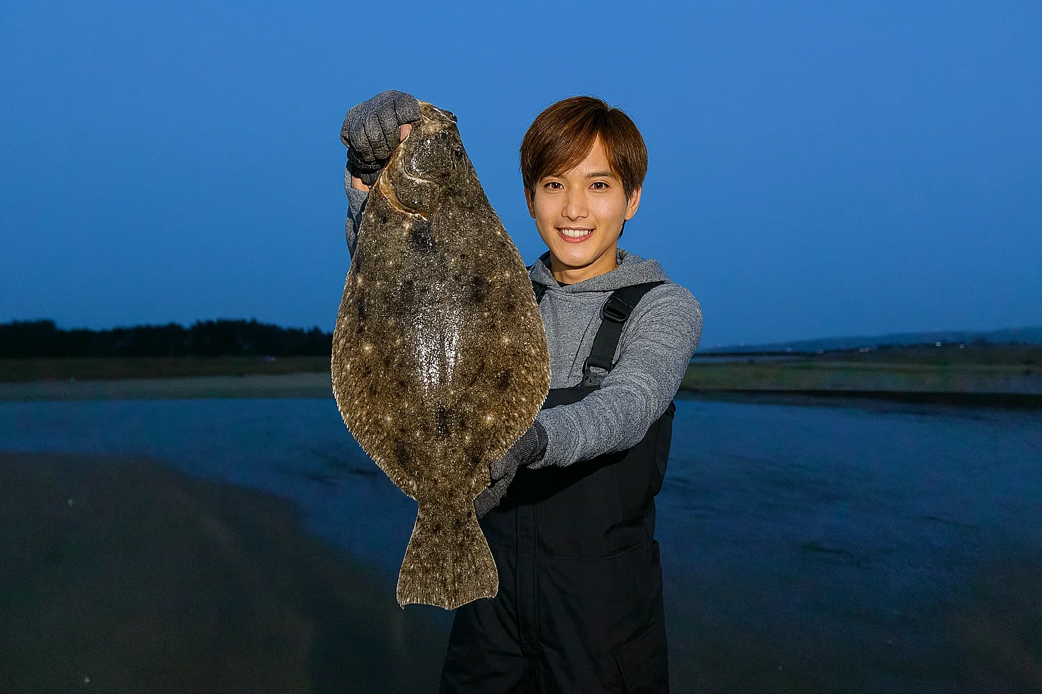 神戸川河口でヒラメを釣る久良木
