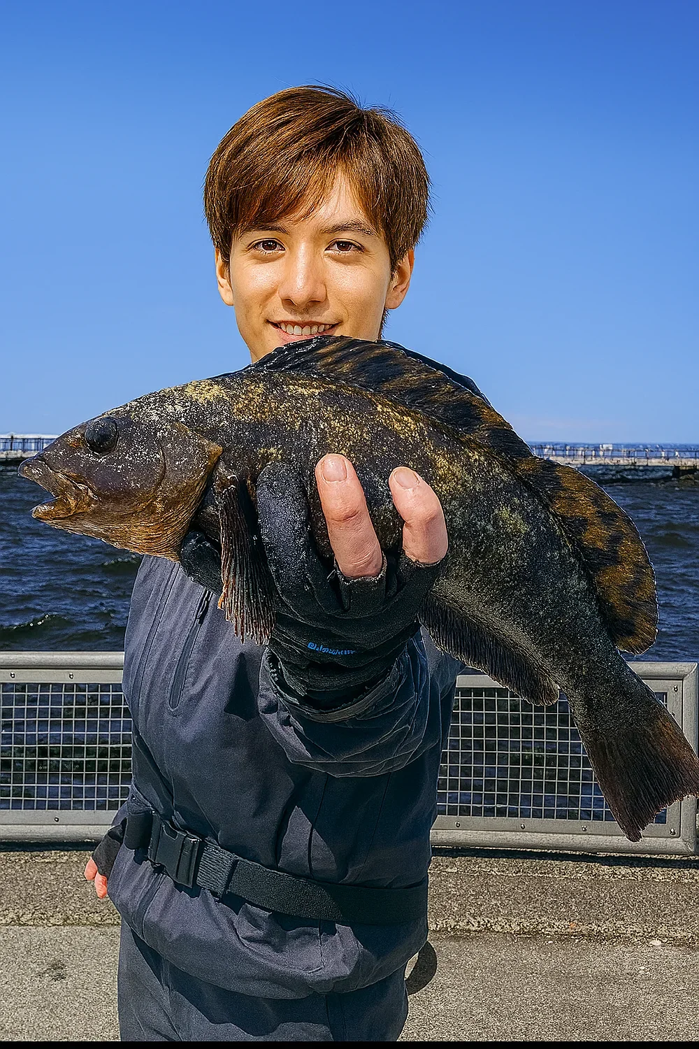 本牧海釣り施設でアイナメを釣る久良木
