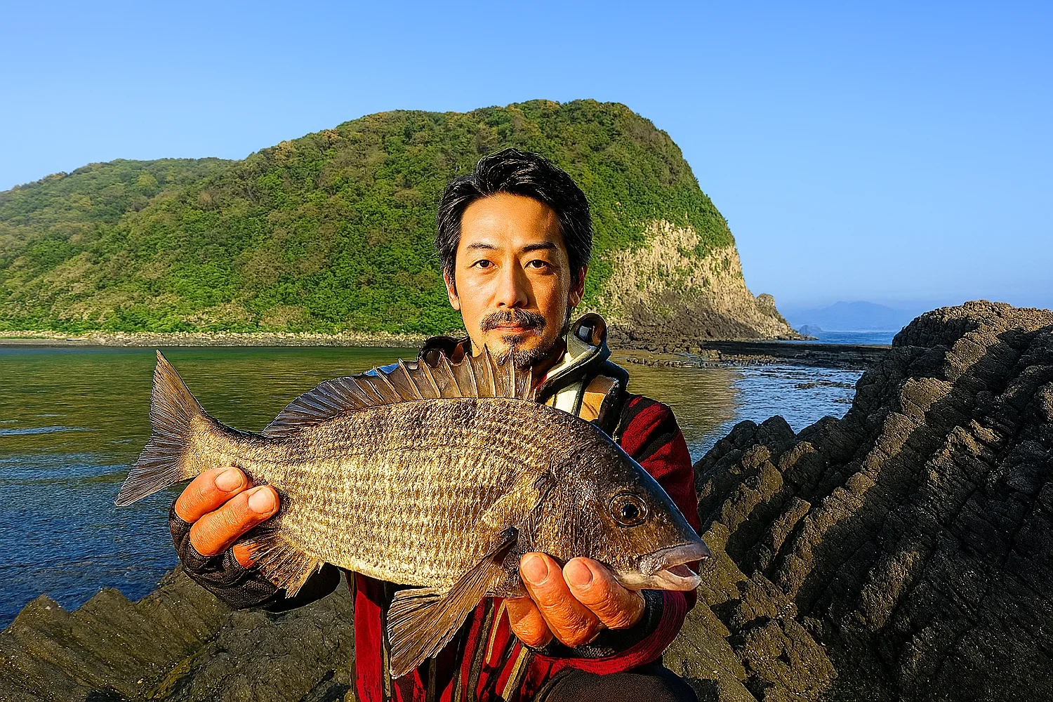俵島でチヌを釣る佐々木