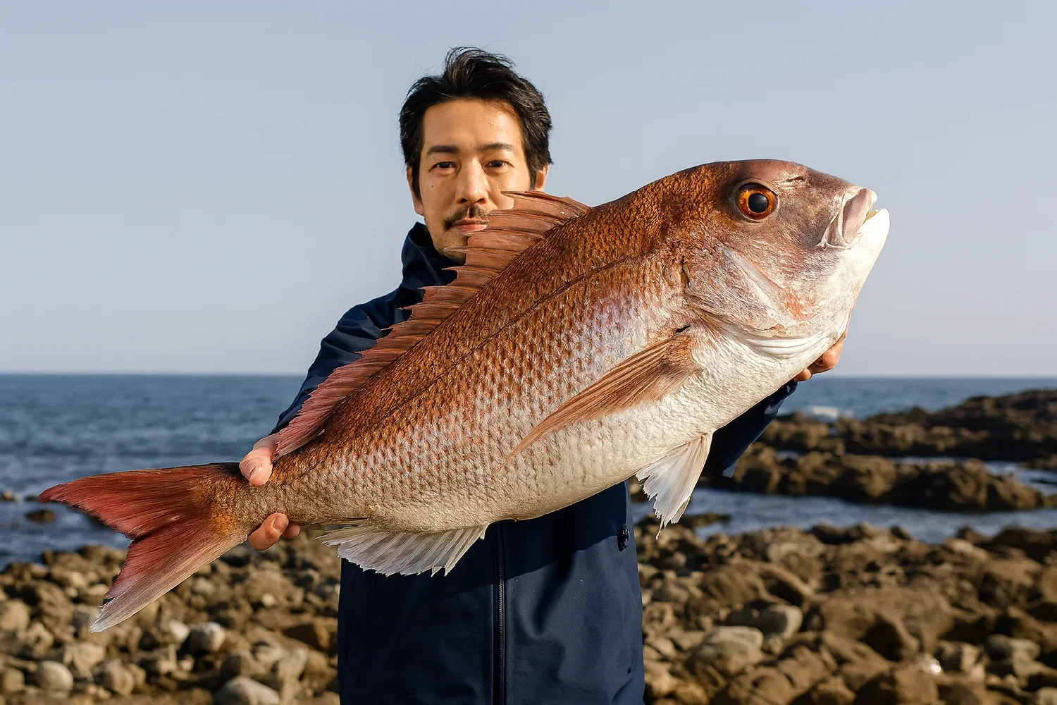 粟島でマダイの釣果を得た佐々木
