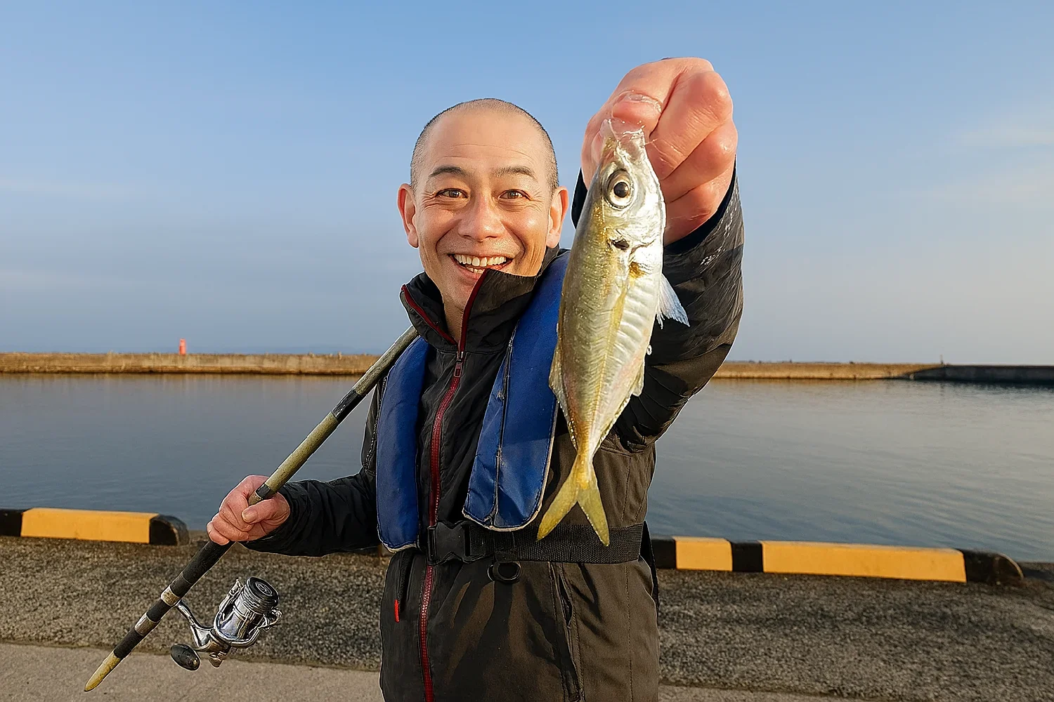 赤碕漁港でアジを釣るがんだま君
