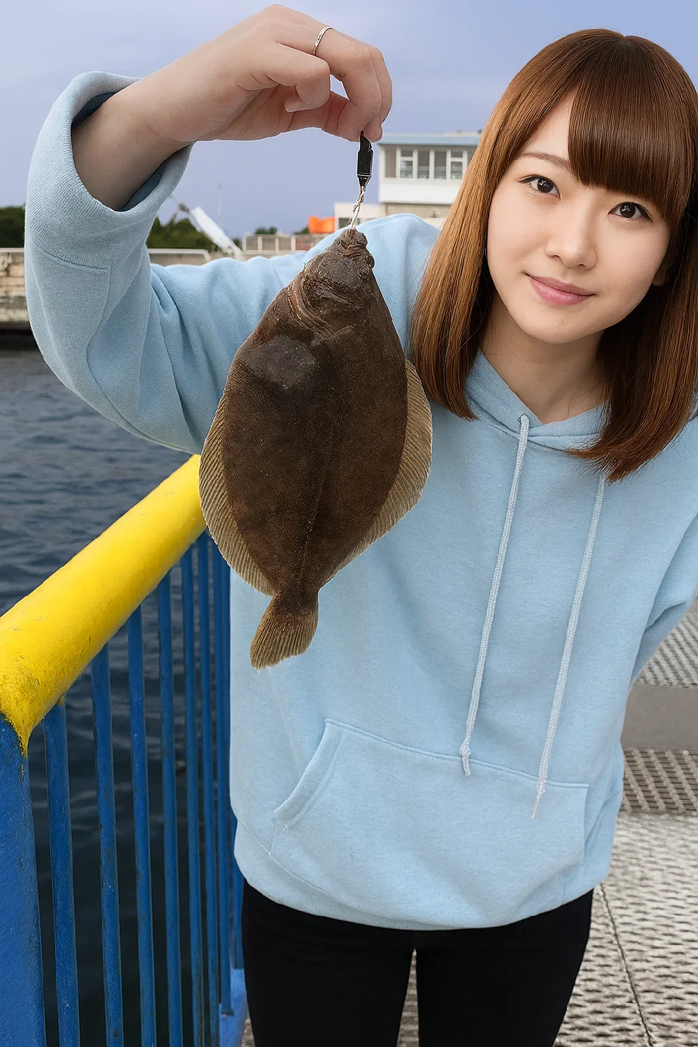 本牧海づり施設でカレイの釣果を得た山際
