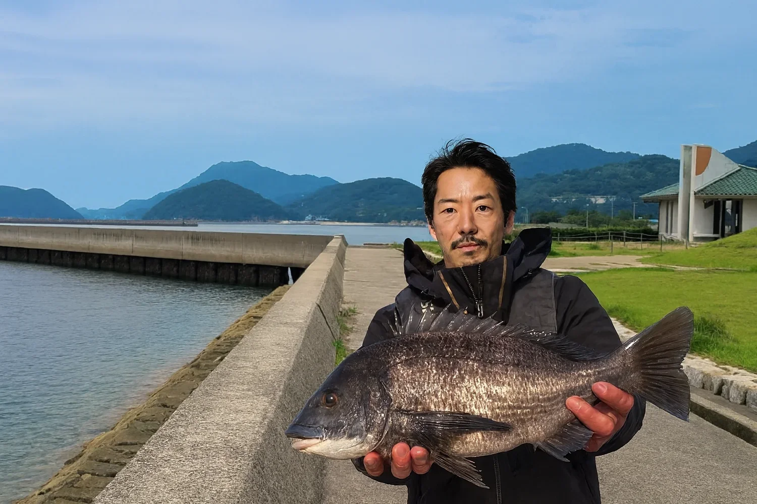 仁尾港でチヌの釣果を得た佐々木
