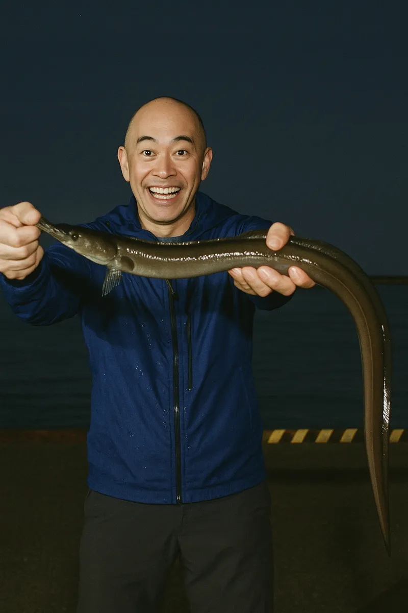 箱崎埠頭でアナゴの釣果を得たがんだま君.webp