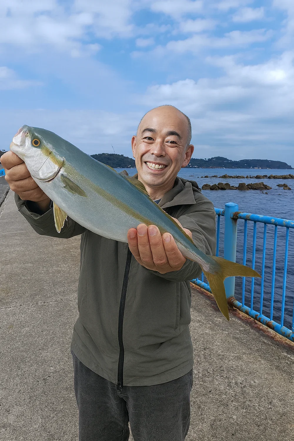 湯河原海浜公園でイナダを釣ったがんだま君