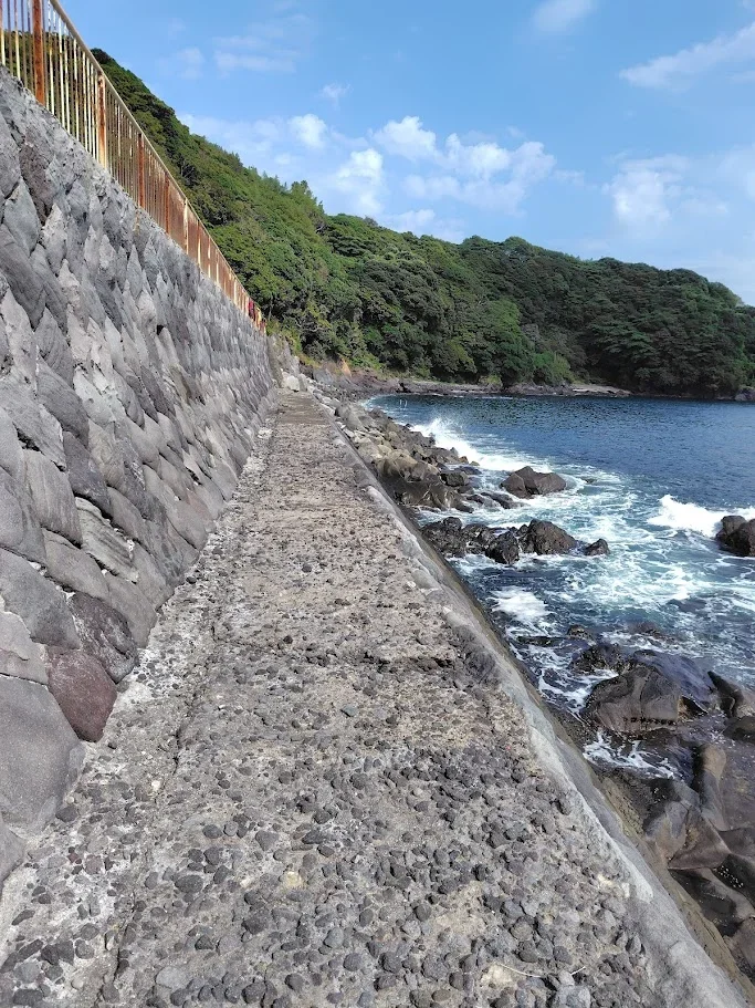 福浦漁港横のゴロタ