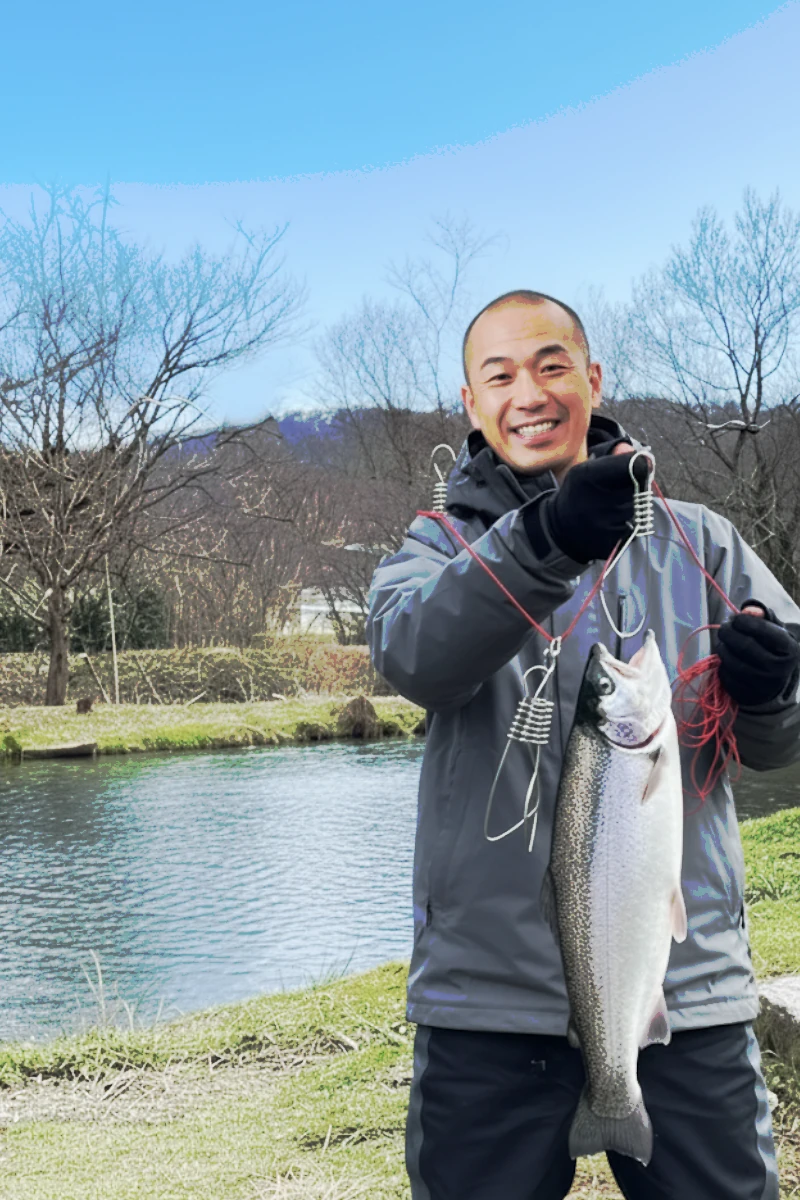 五頭フィッシングパークでサクラマスの釣果を得たがんだま君.webp