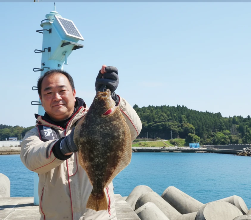 伊里前漁港でカレイの釣果を得た持田.webp