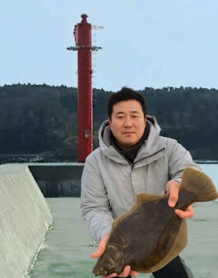 気仙沼大島でカレイの釣果を得た男性.webp