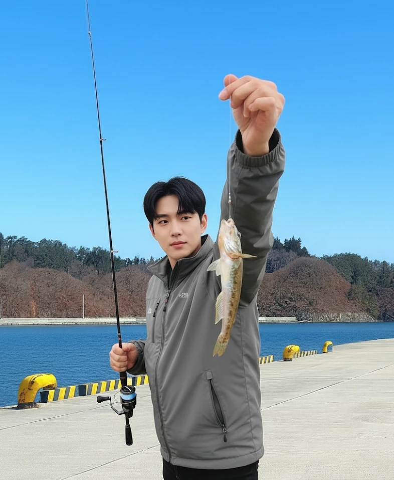 気仙沼港でハゼの釣果を得た男性.webp