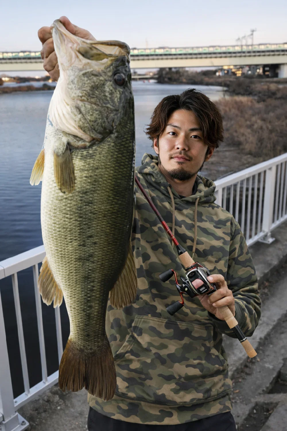 多摩川でバスを釣った澤田