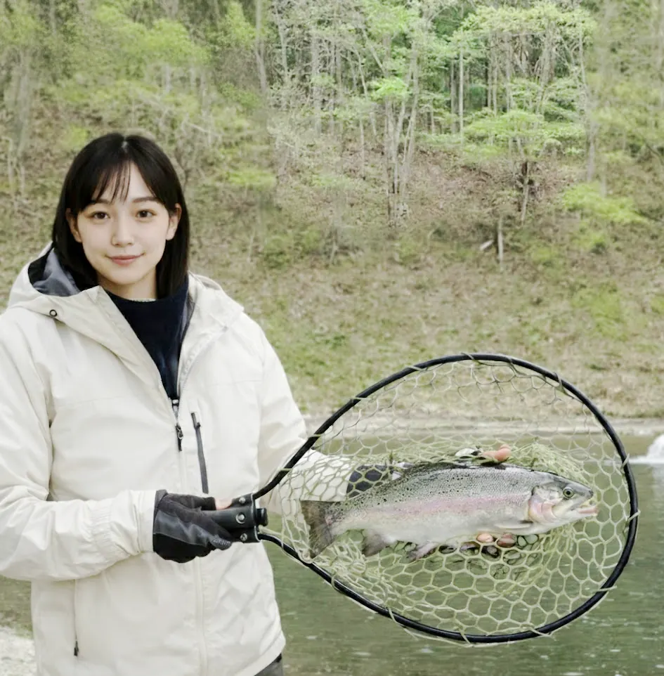 あいづフィッシングエリアで頂鱒の釣果を得た国生.webp