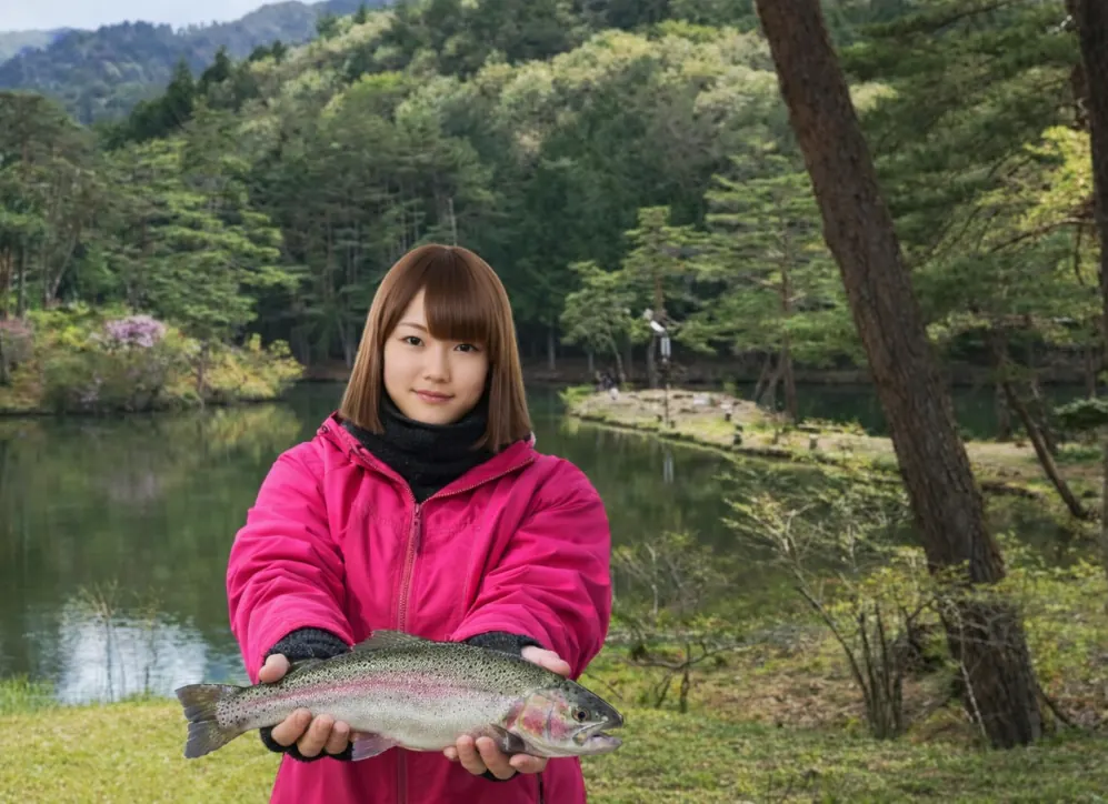 おおぐて湖でニジマスの釣果を得た山際.webp