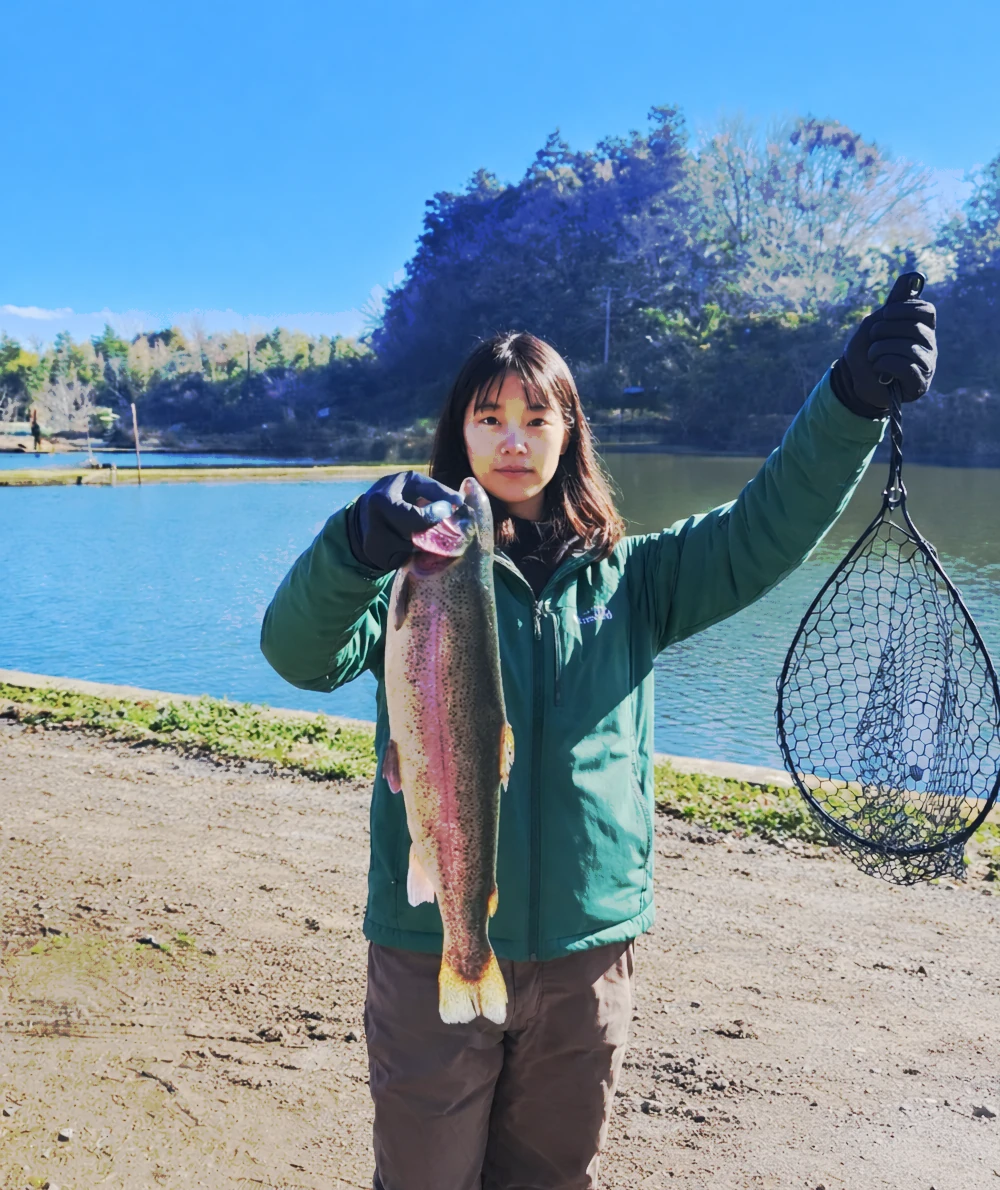 フィッシングエリアJで頂鱒の釣果を得た女性.webp