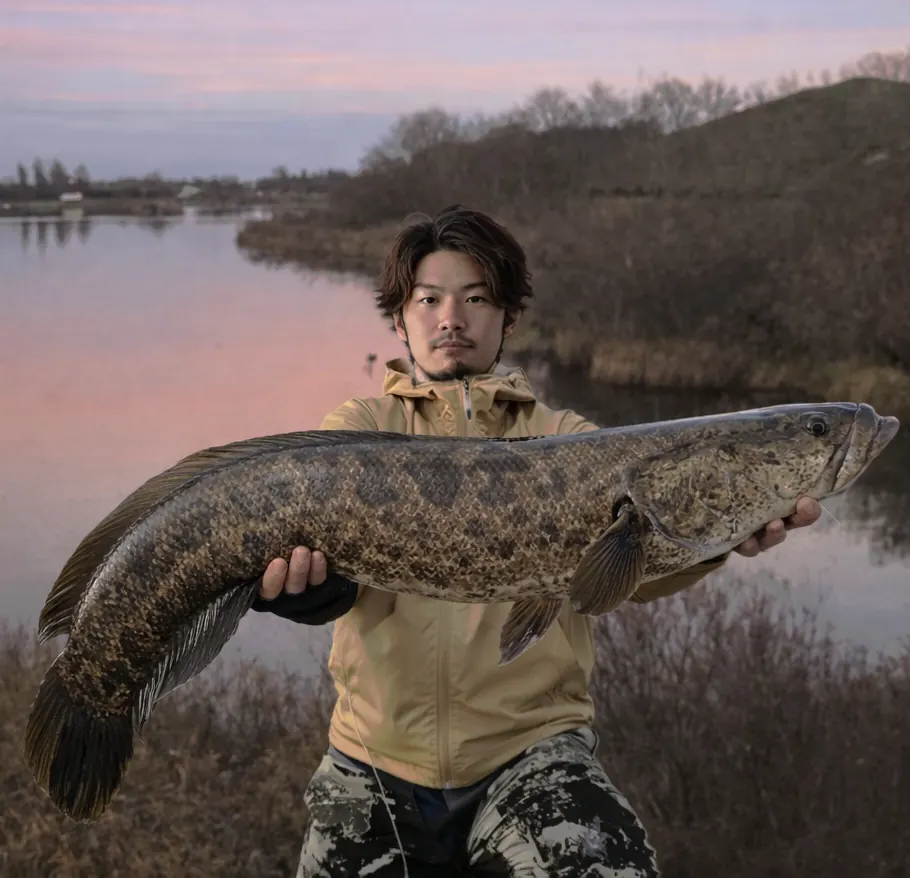 モエレ沼でライギョの釣果を得た澤田.webp