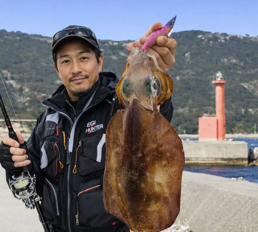 亀浦観光港でアオリイカの釣果を得た男性.webp
