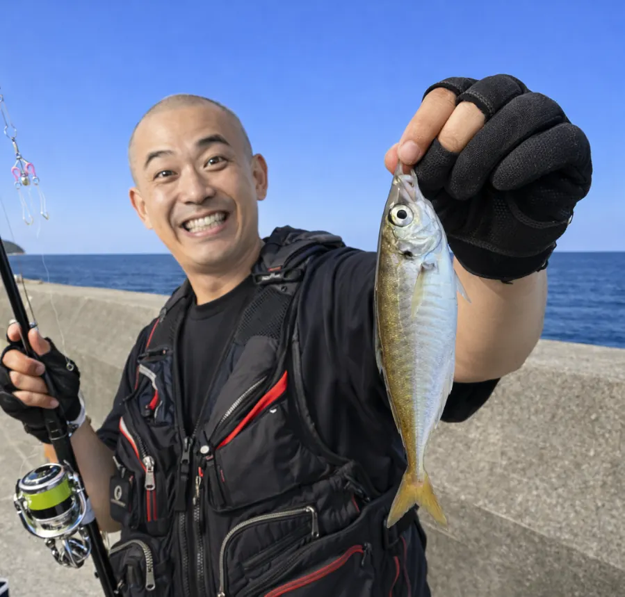 亀浦観光港でアジの釣果を得たがんだま君.webp