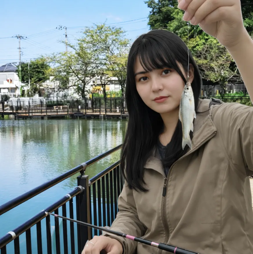 二ツ池公園でクチボソの釣果を得た女性.webp
