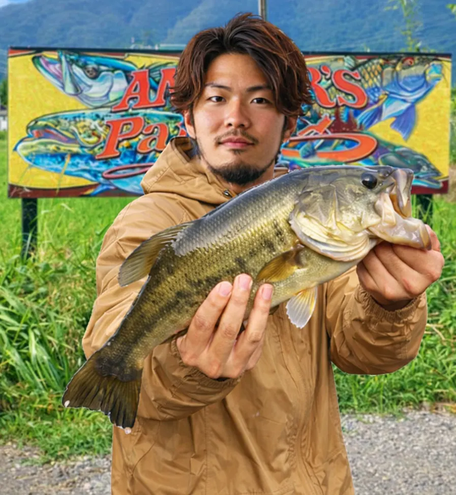 五三川でブラックバスの釣果を得た澤田.webp