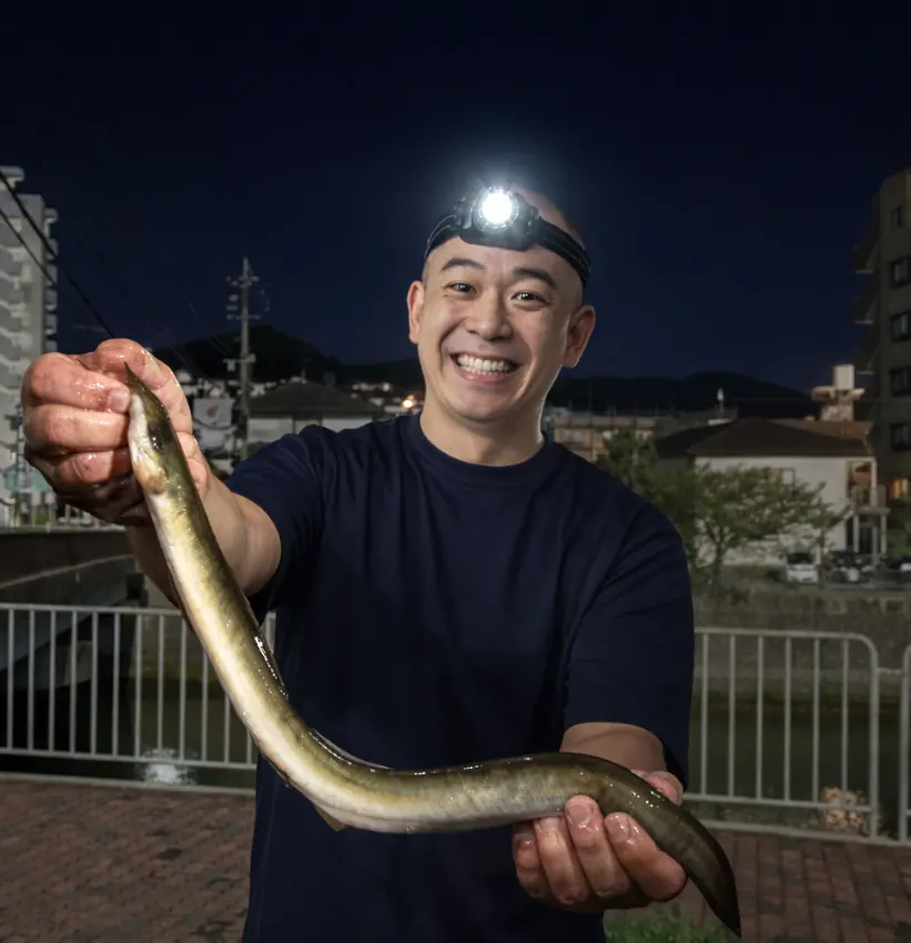八郎川でウナギの釣果を得たがんだま君.webp