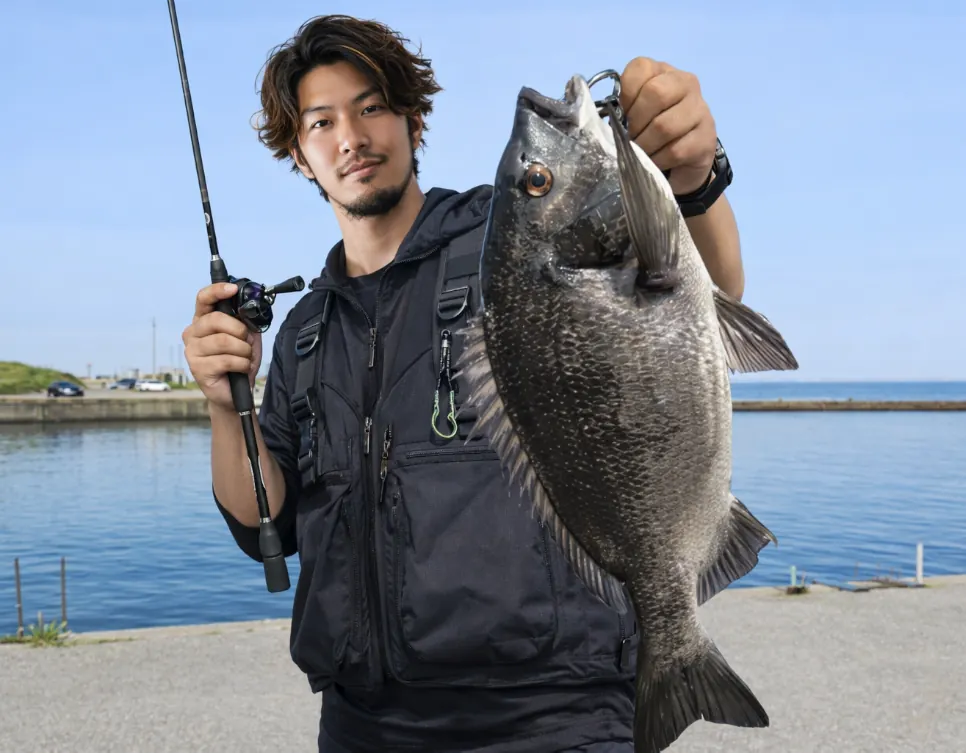 内灘放水路でクロダイの釣果を得た澤田.webp