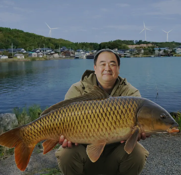 北潟湖でコイの釣果を得た持田.webp