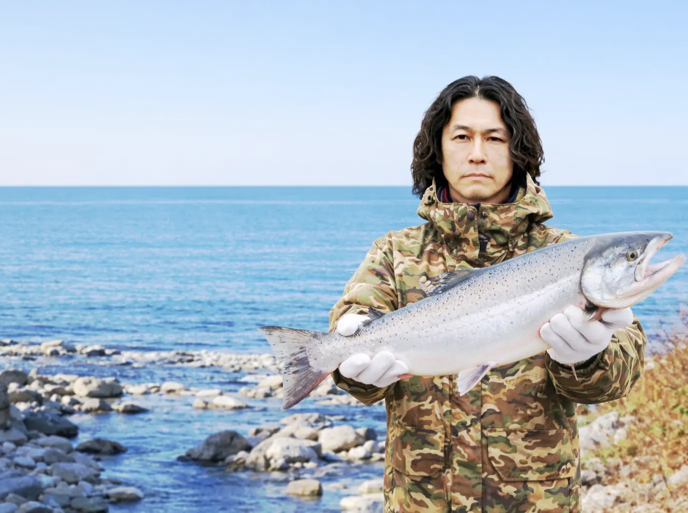千代志別川河口でサクラマスの釣果を得た岸本.webp