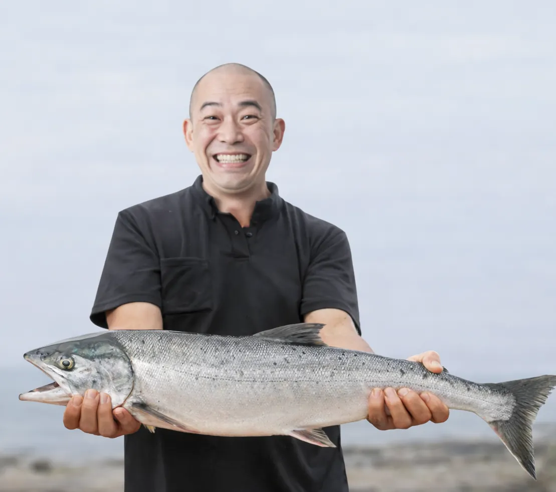 国縫川河口でサケの釣果を得たがんだま君.webp