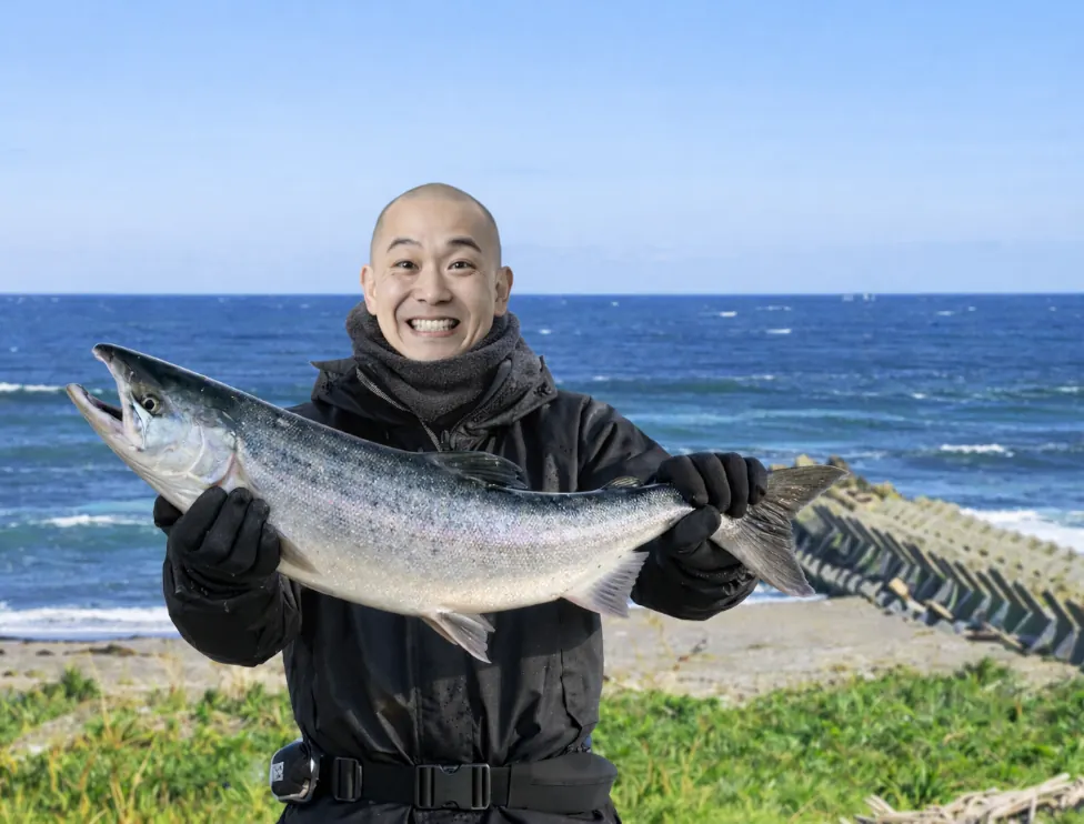増幌川河口でサケの釣果を得たがんだま君.webp