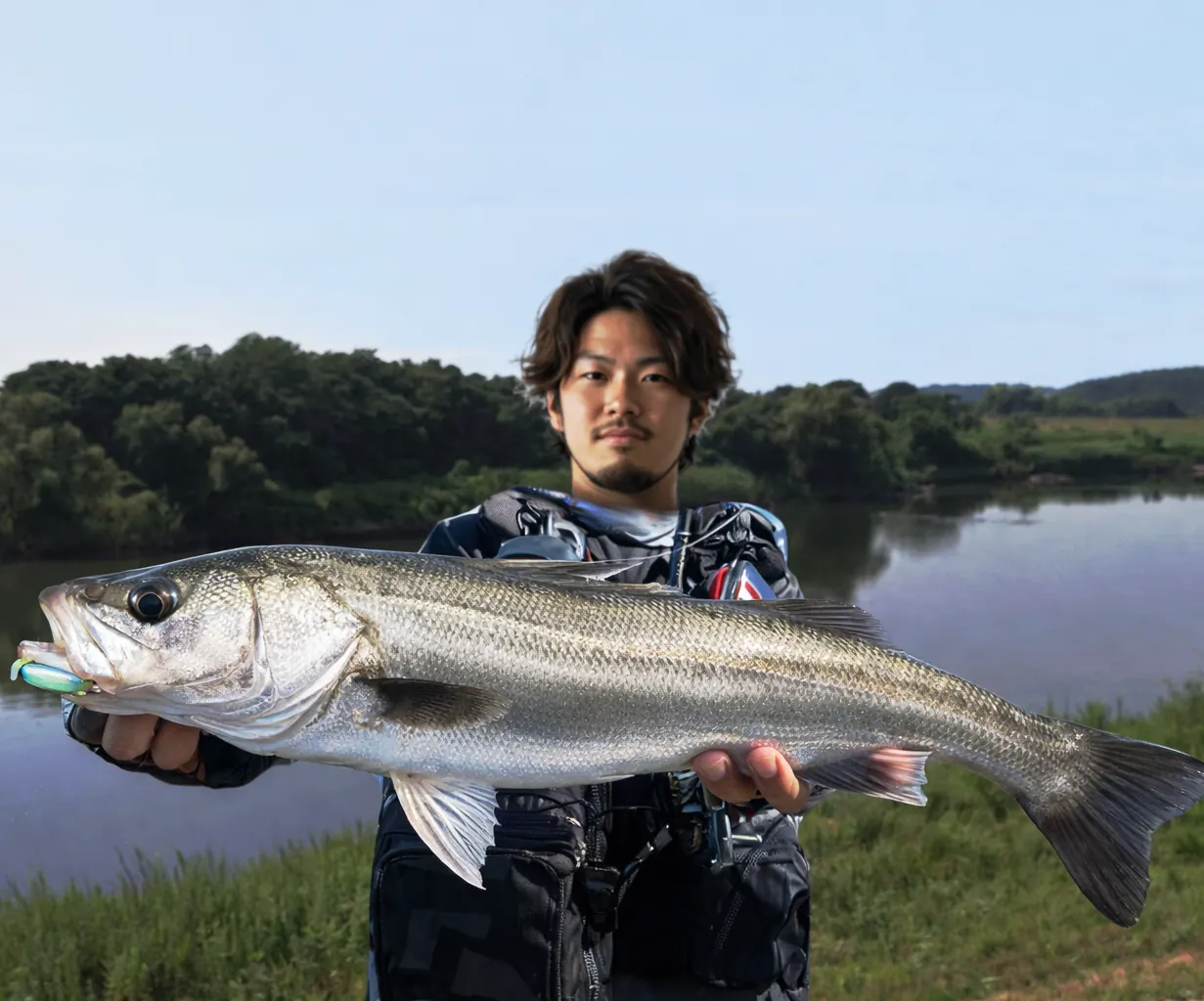 夏井川でシーバスの釣果を得た澤田.webp