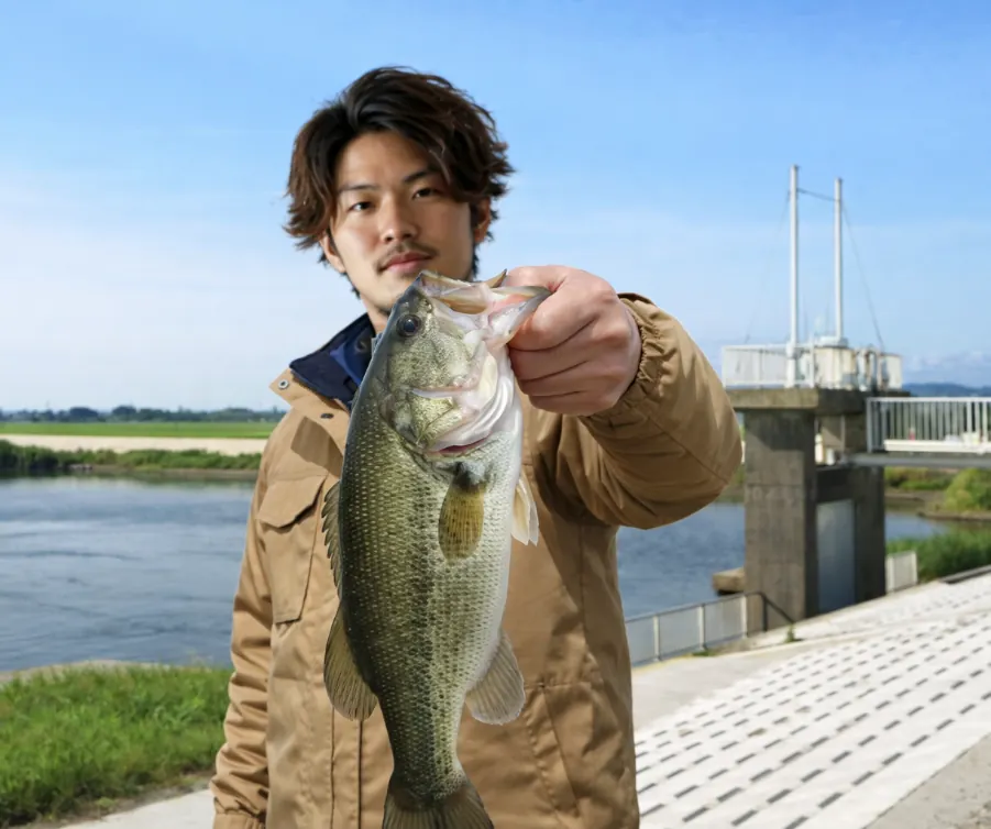 外浪逆浦でブラックバスの釣果を得た澤田.webp