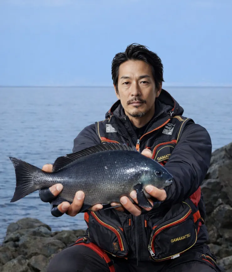 大山岬でグレの釣果を得た佐々木.webp