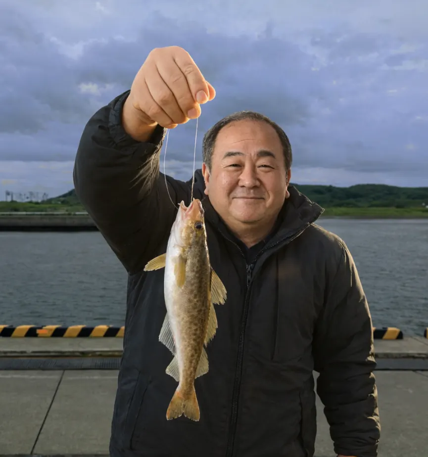 大津漁港でコマイの釣果を得た持田.webp
