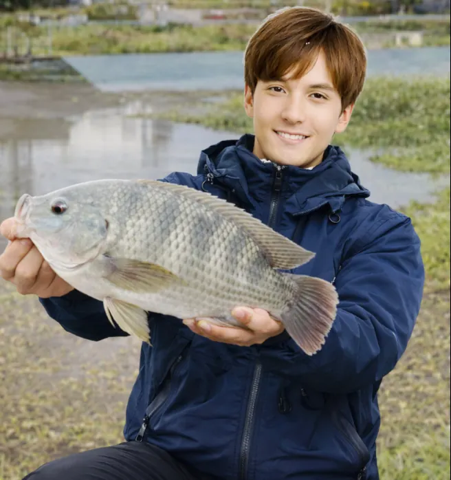 天願川でティラピアの釣果を得た久良木.webp