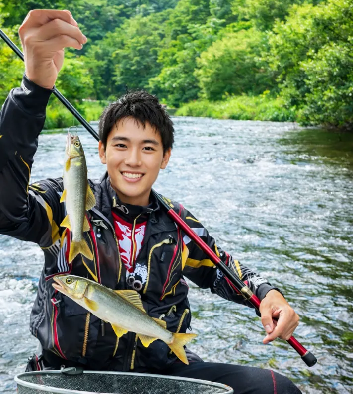 安家川でアユの釣果を得た新崎.webp