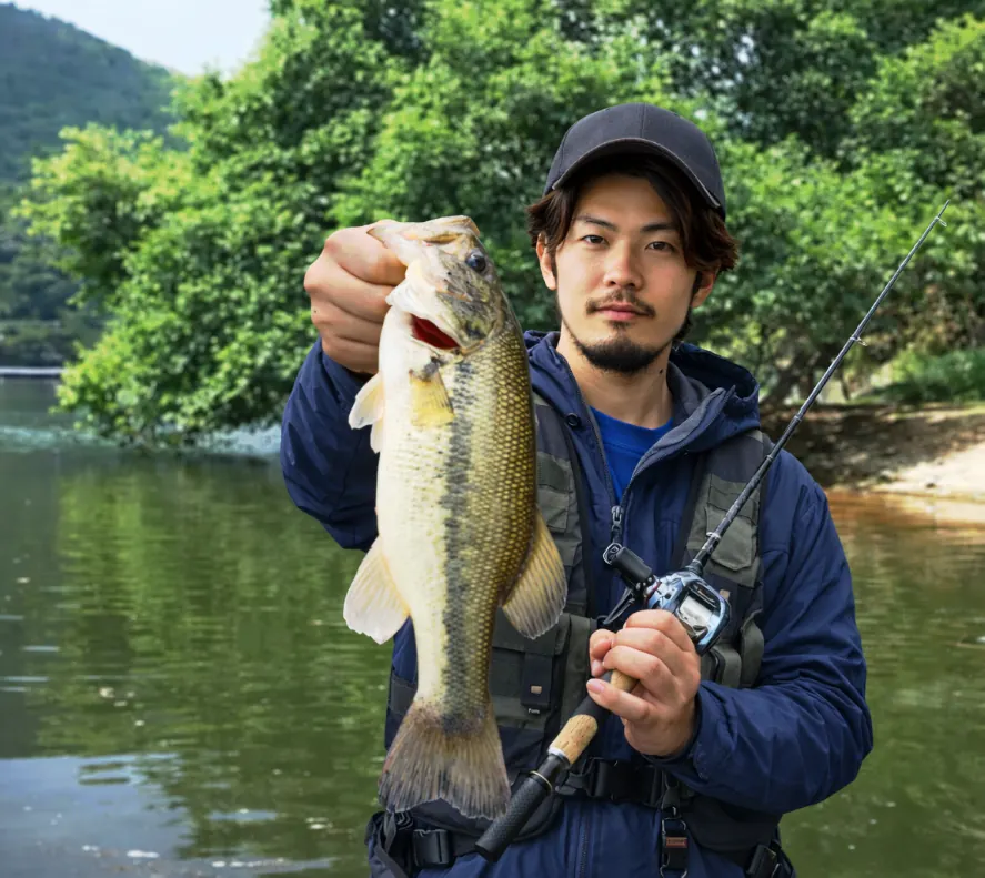 安濃ダムでブラックバスの釣果を得た澤田.webp